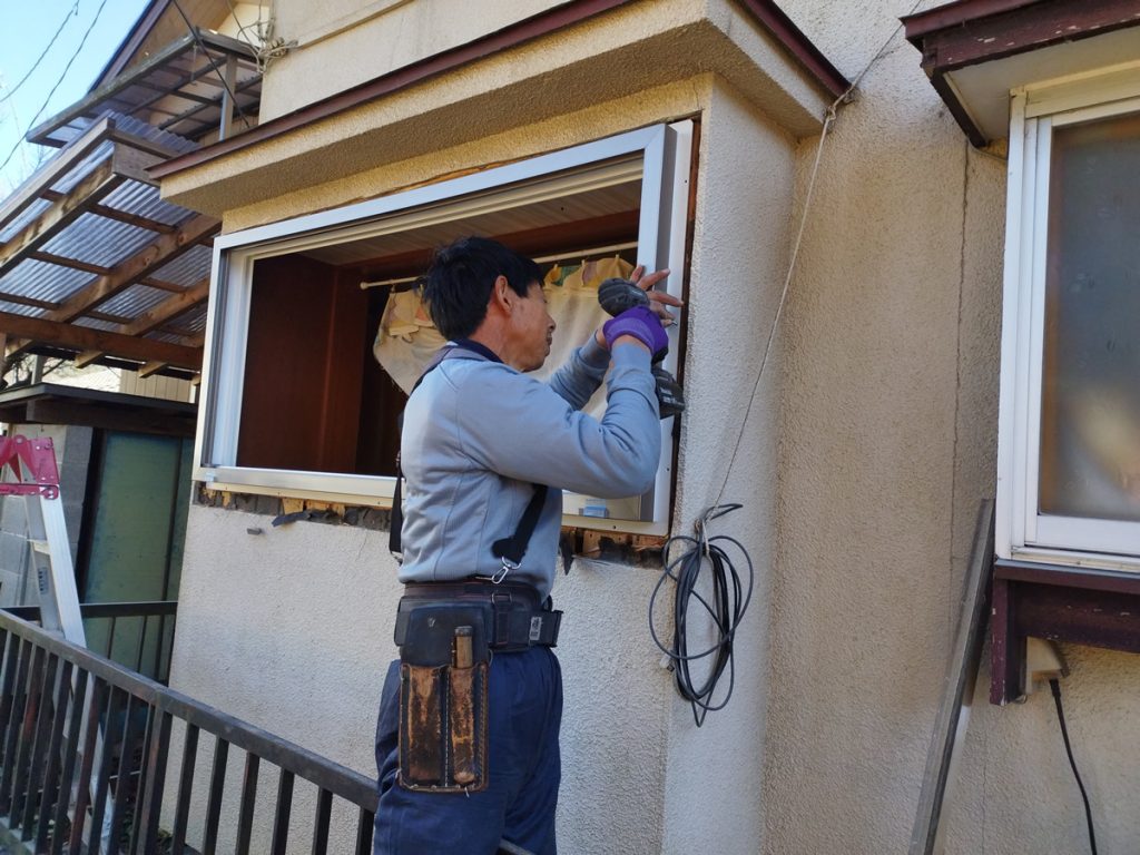 古い窓を取り外しています。