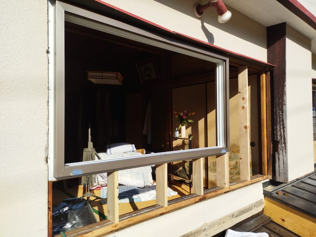 窓枠を設置しています。